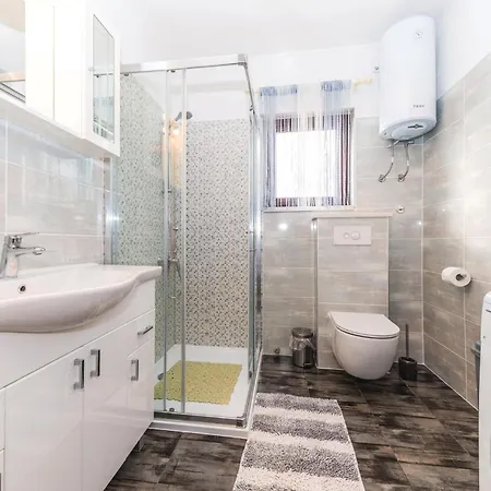 Holiday home 6 Bedroom Gorgeous In Kastel Stari