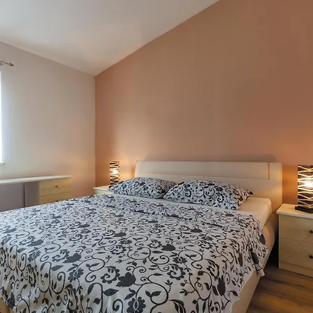 6 Bedroom Gorgeous In Kastel Stari *