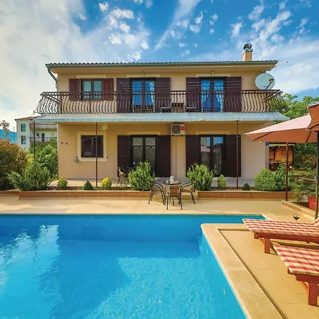 Holiday home 6 Bedroom Gorgeous In Kastel Stari *