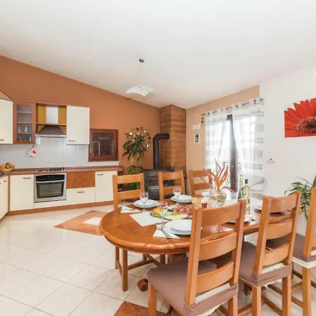 Holiday home 6 Bedroom Gorgeous In Kastel Stari Kastela
