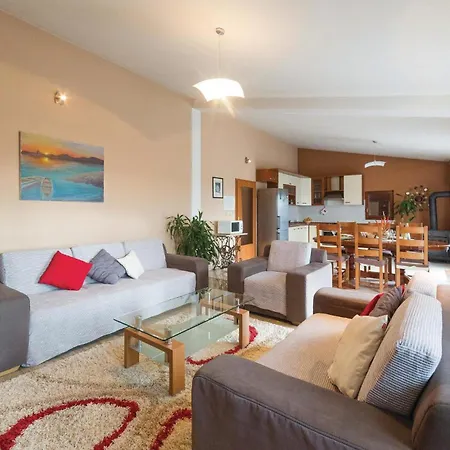 Holiday home 6 Bedroom Gorgeous In Kastel Stari Kastela