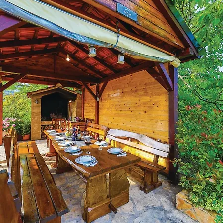 6 Bedroom Gorgeous In Kastel Stari *