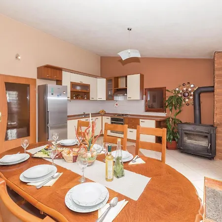 Holiday home 6 Bedroom Gorgeous In Kastel Stari Kastela