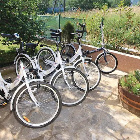 Holiday home 6 Bedroom Gorgeous In Kastel Stari Kastela