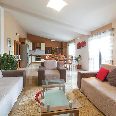 Holiday home 6 Bedroom Gorgeous In Kastel Stari *